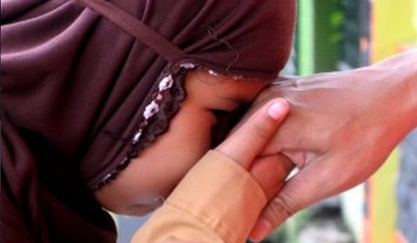 anak berbakti cium tangan