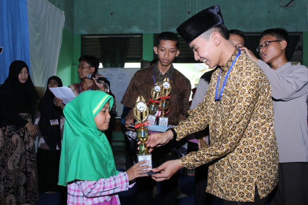 Penyerahan Piala Festival Anak Sholih LDII Lampung oleh Yaumil Khoir Ketua DPD LDII Kota Bandar Lampung