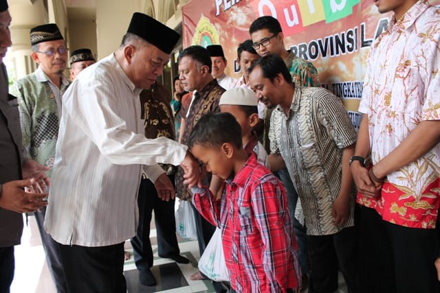 Simbolis penyerahan bingkisan qurban dpw ldii oleh mawardi mui lampung