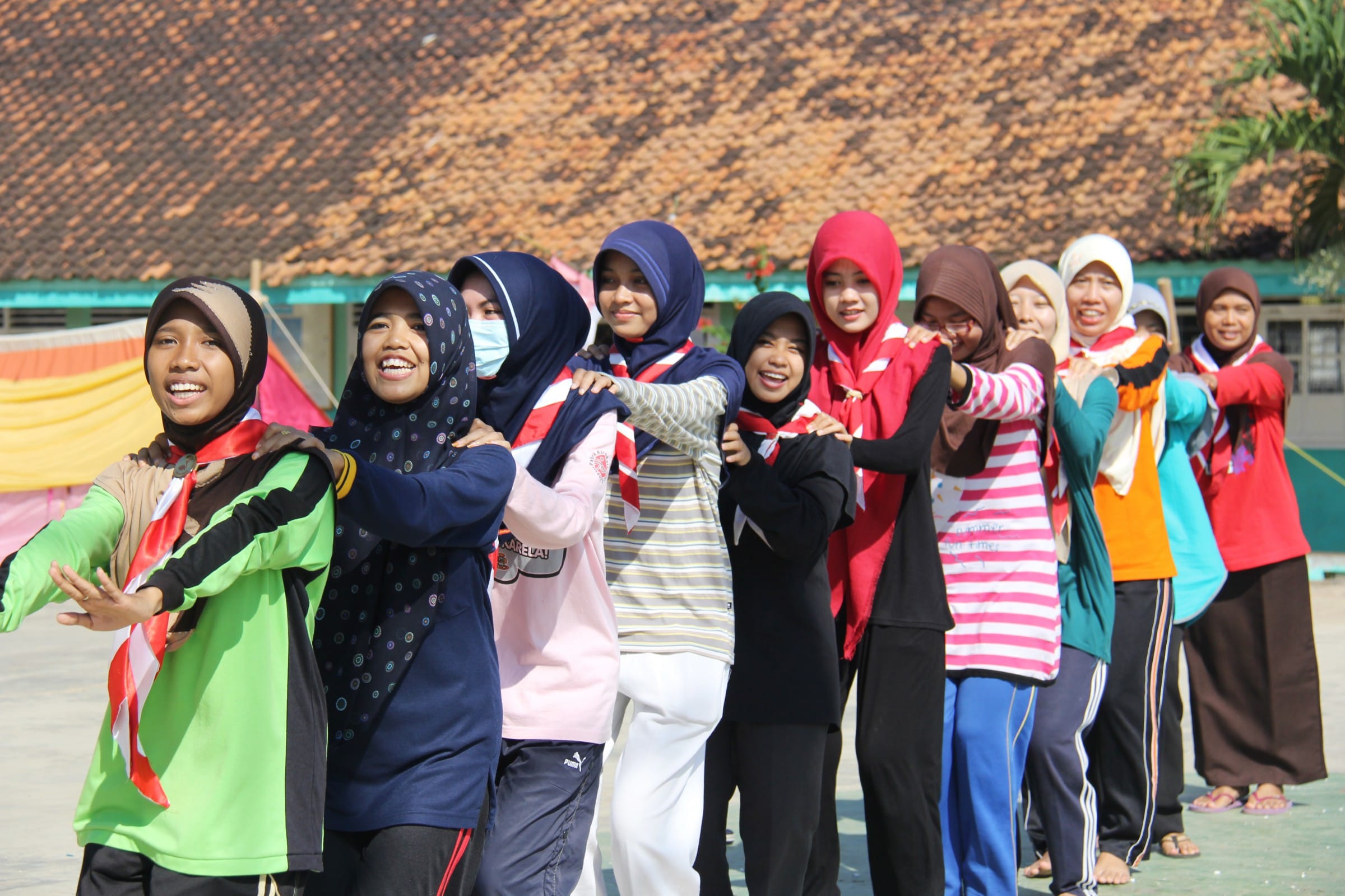 Pemudi LDII berbahagia saat mengikuti rangkaian SAKO SPN