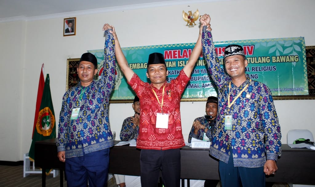 Ahmat Nurding memegang bakal calon ketua ldii tulang bawang