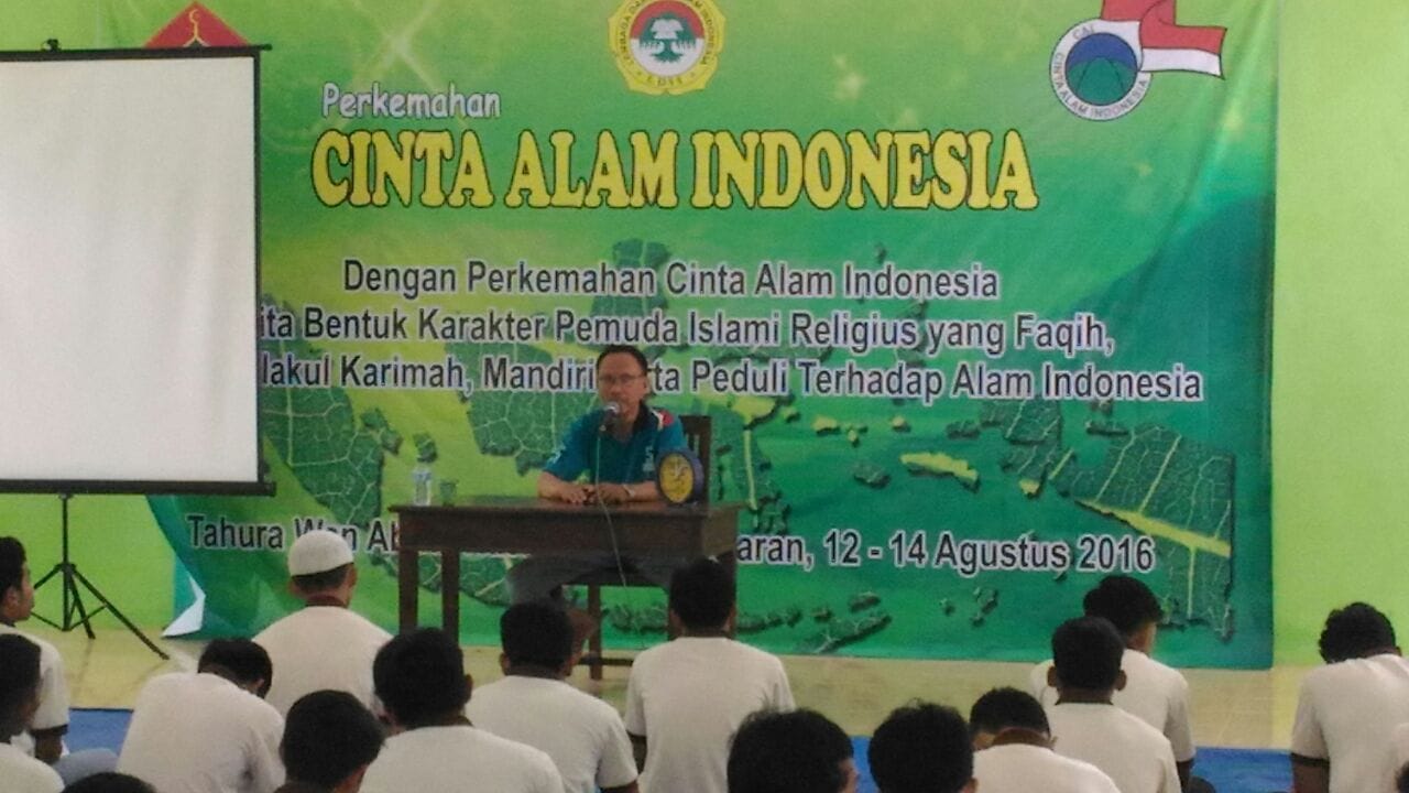 yaumil khair ketua dpd ldii bandar lampung saat memberikan materi dihadapan peserta camping cai bandar lampung