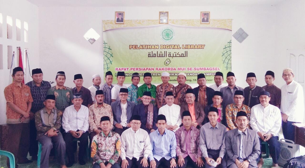Foto bersama Kakanwil Kemenag Prov. Lampung, Ketum MUI Prov. Lampung dg Peserta Pelatihan Al-Maktabah Al-Syamilah usai Upacara Pembukaan. Peserta dr LDII: Johan Wahyudi & H. Harun Al-Rasyid