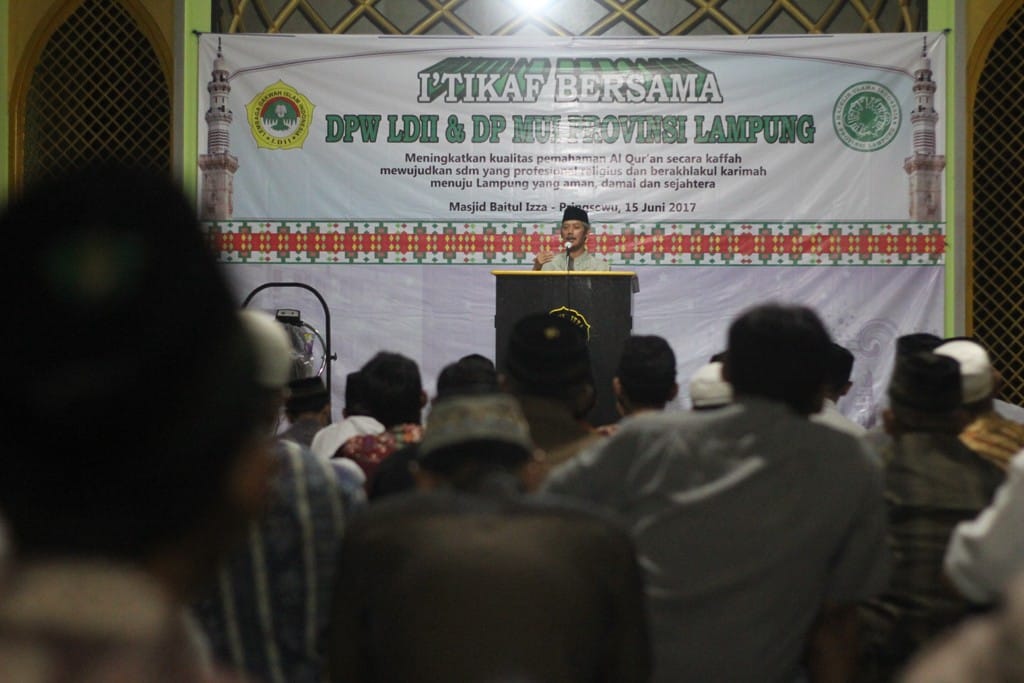 Bupati Pringsewu Sujadi Saddat memberikan sambutan pada Itikaf LDII - MUI Lampung