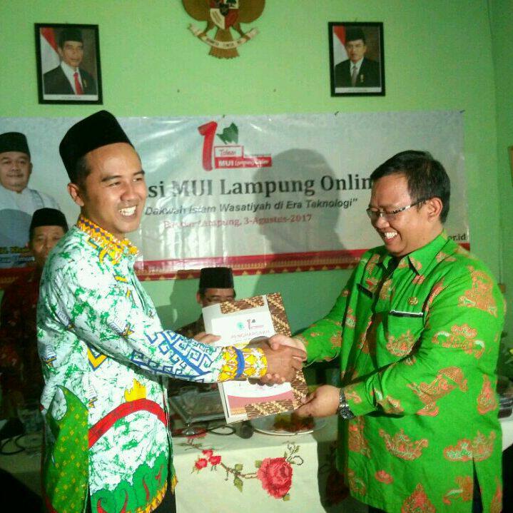 dr. Aditya (Batik hijau berkacamata) Saat Memberikan Penghargaan pada Kontributor terbaik MUI Lampung Online