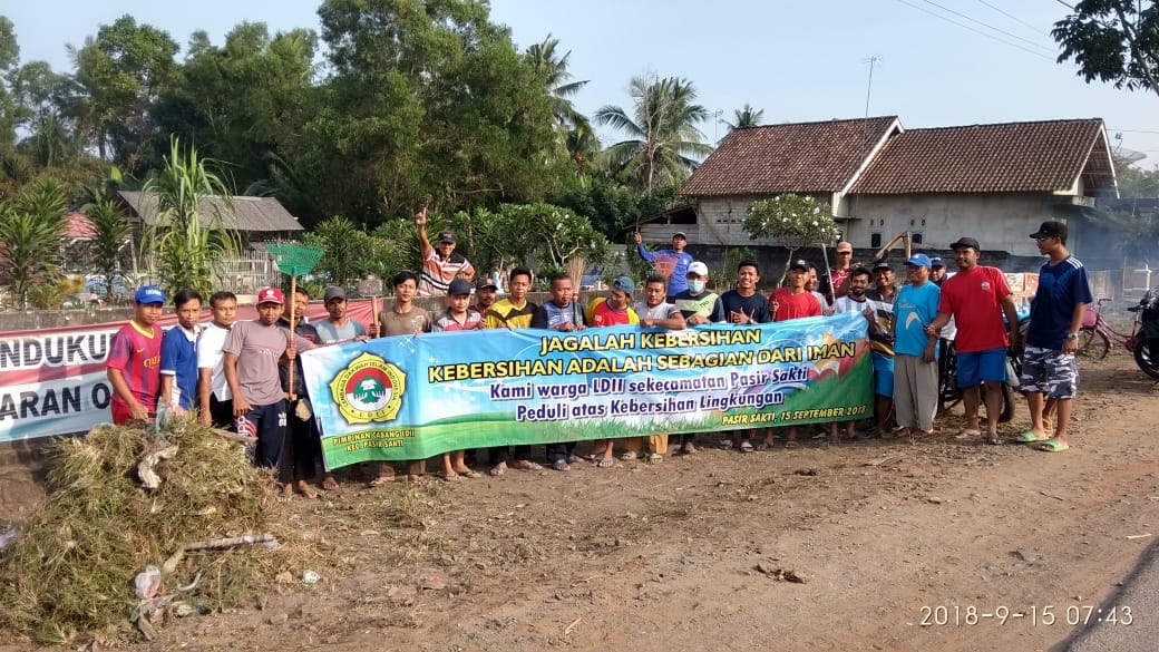 LDII Pasir Sakti Bersihkan Pemakaman Umum dan Balai Desa