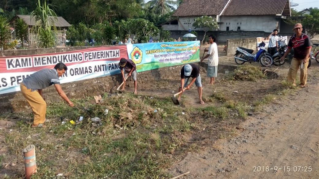 LDII Pasir Sakti Bersihkan Pemakaman Umum dan Balai Desa