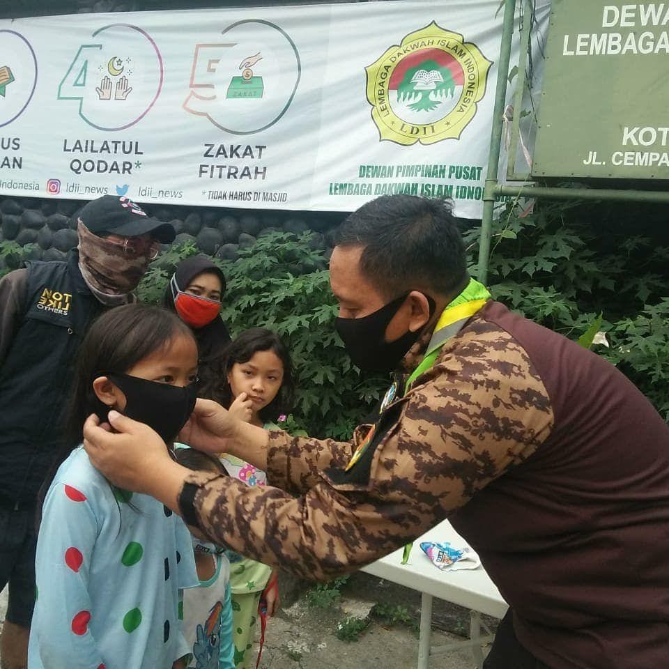 Satgas LDII DKI Jakarta Bagikan Masker untuk Warga