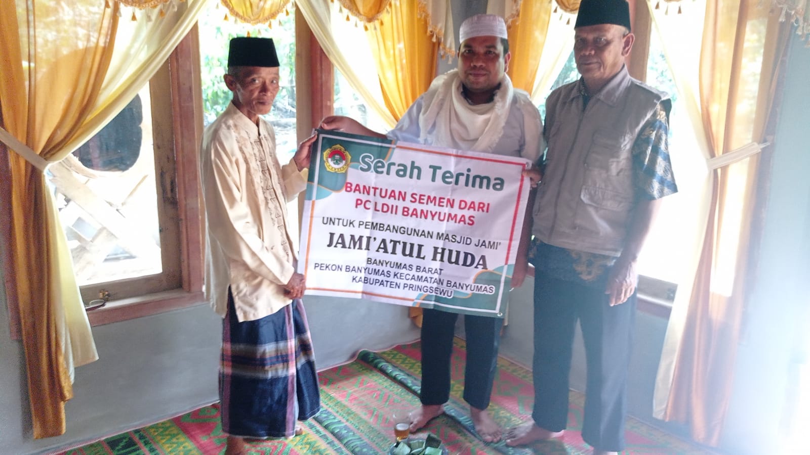 PC LDII Banyumas Menyerahkan Bantuan Semen Untuk Pembangunan Masjid Jamiatul Huda Banyumas
