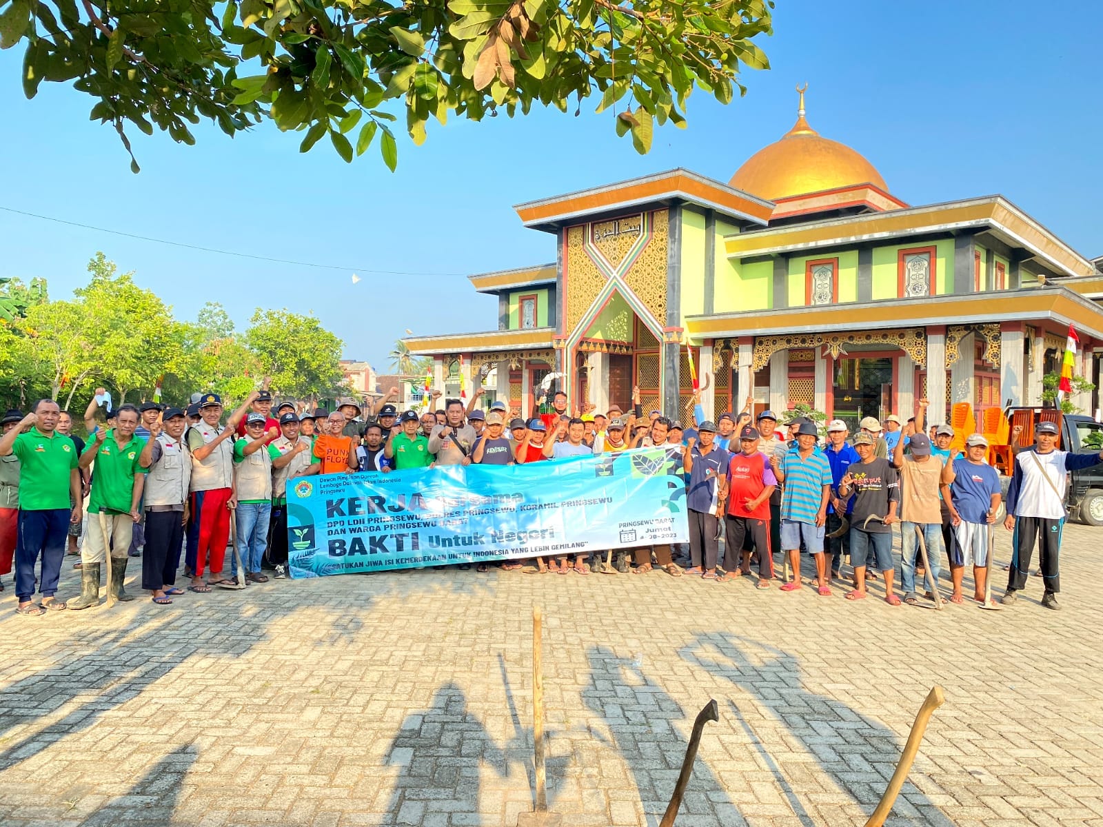 Bersihkan Jalan dan Saluran Air, LDII Kab. Pringsewu Laksanakan Kerja Bakti