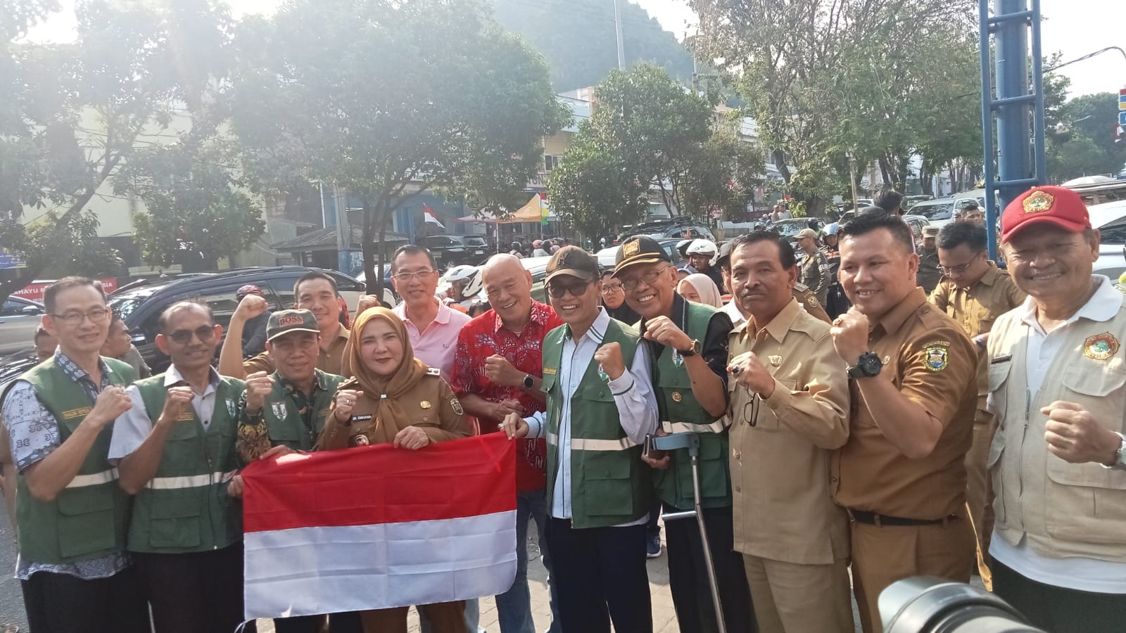 FKUB dan Wali Kota Bandarlampung Bagikan Ribuan Bendera Merah Putih