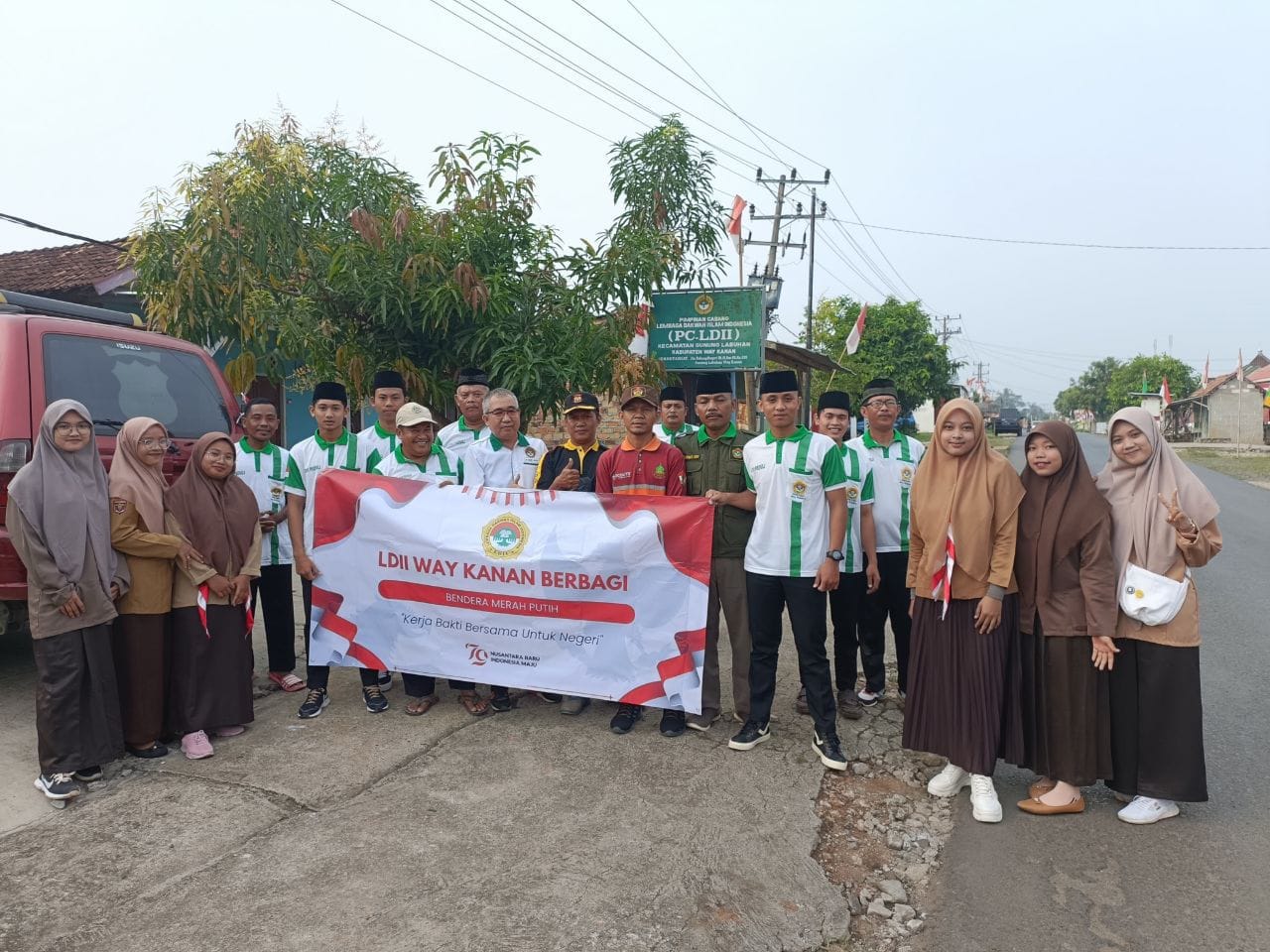 DPD LDII Way Kanan Semarakkan HUT RI ke-79 dengan Pembagian Ratusan Bendera Merah Putih