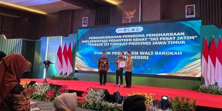 Puncak HKN ke-60, Ponpes Wali Barokah Terima Penghargaan dari PJ Gubernur Jawa Timur