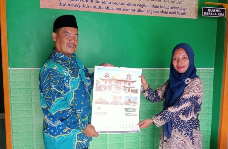 Kunjungi KUA, PC LDII Sukabumi Hadiahkan Buku Pedoman Ibadah