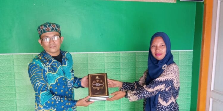 Kunjungi KUA, PC LDII Sukabumi Hadiahkan Buku Pedoman Ibadah