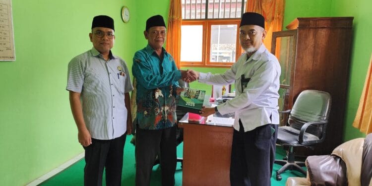PC LDII Banyumas Bagikan Kalender Tahun 2025 kepada Stakeholder terkait