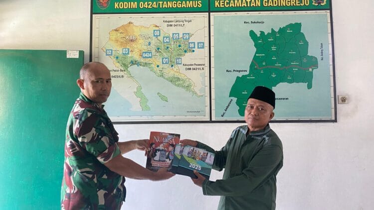 Tingkatkan Komunikasi, LDII Gadingrejo Bagikan Majalah Nuansa pada Camat, Polsek dan Koramil