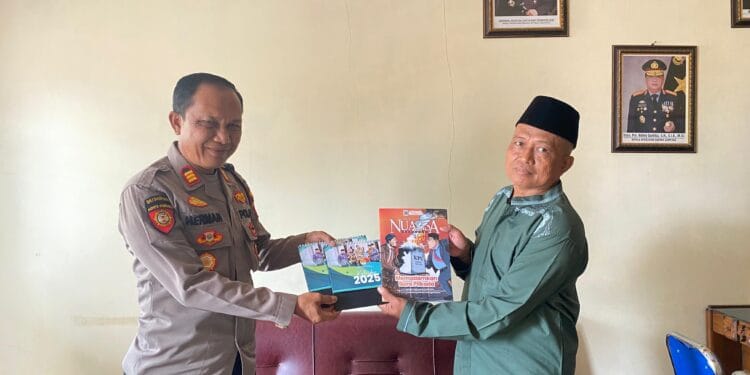 Tingkatkan Komunikasi, LDII Gadingrejo Bagikan Majalah Nuansa pada Camat, Polsek dan Koramil