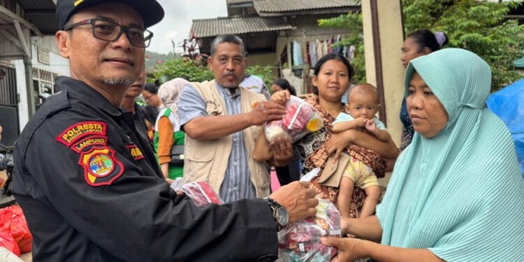 Bersama PC LDII Panjang, Senkom Bandar Lampung Serahkan Bantuan kepada Korban Bencana Banjir