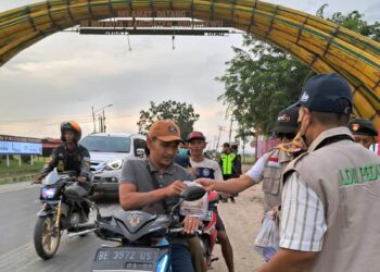 Bersama Senkom dan Sako SPN, LDII Pringsewu Bagikan Takjil Kepada Pengguna Jalan