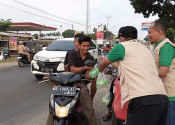 Berbagi Kebahagiaan, LDII Pesawaran Bagikan Ratusan Takjil Gratis untuk Pengguna Jalan