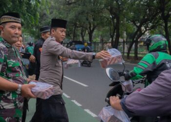 Tingkatkan Kepedulian Sosial, LDII Serukan Warganya Bagikan Takjil untuk Pengendara