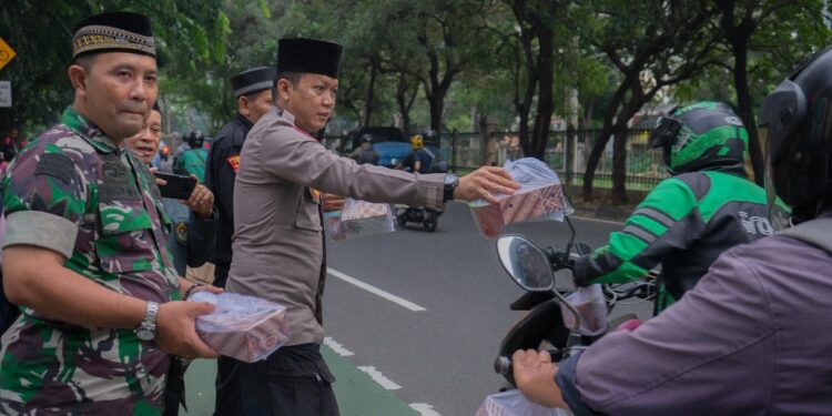 Tingkatkan Kepedulian Sosial, LDII Serukan Warganya Bagikan Takjil untuk Pengendara