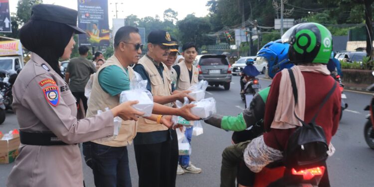 Bersama Polda Lampung, LDII Bagikan 3.000 Kotak Takjil Gratis