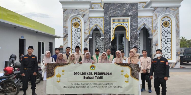 Berbagi Kebahagiaan, LDII Pesawaran Bagikan Ratusan Takjil Gratis untuk Pengguna Jalan