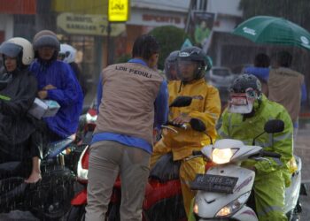 LDII dan FKUB Lampung Gelar Aksi Sosial, Bagikan Ribuan Takjil kepada Pengguna Jalan