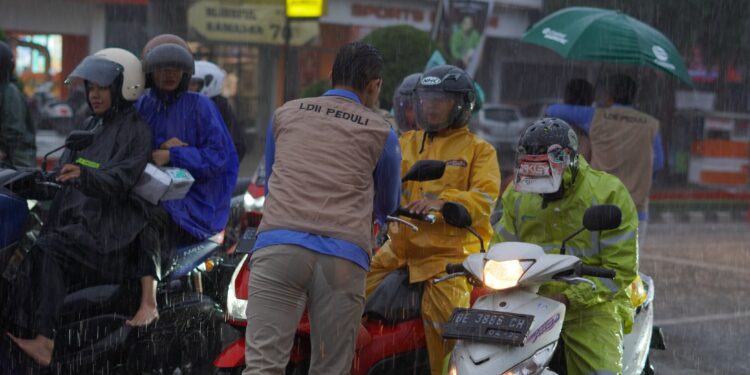 LDII dan FKUB Lampung Gelar Aksi Sosial, Bagikan Ribuan Takjil kepada Pengguna Jalan