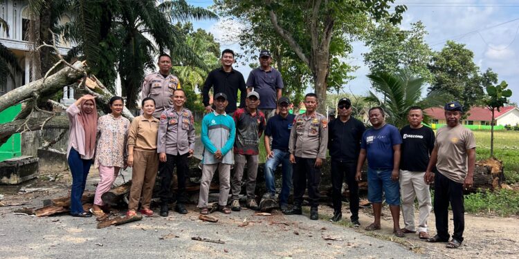 Polsek Seputih Surabaya Gelar Kerja Bakti Bersama Masyarakat di Gaya Baru 1