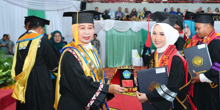Mutiara Aziza, Generasi Muda LDII Bandar Lampung Torehkan IPK Sempurna dan Jadi Wisudawan Terbaik