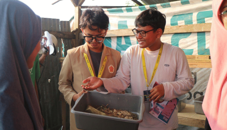 Mahasiswa UGM Sosialisasikan Zero Waste di Ponpes Nurul Huda Lampung Selatan