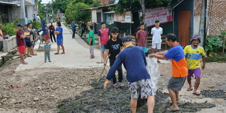Warga LDII dan Masyarakat Natar Gotong Royong Perbaiki Jalan