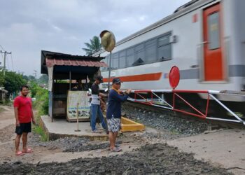 Warga LDII Pemanggilan Berswadaya Bangun Pos Penjaga Perlintasan Kereta Api