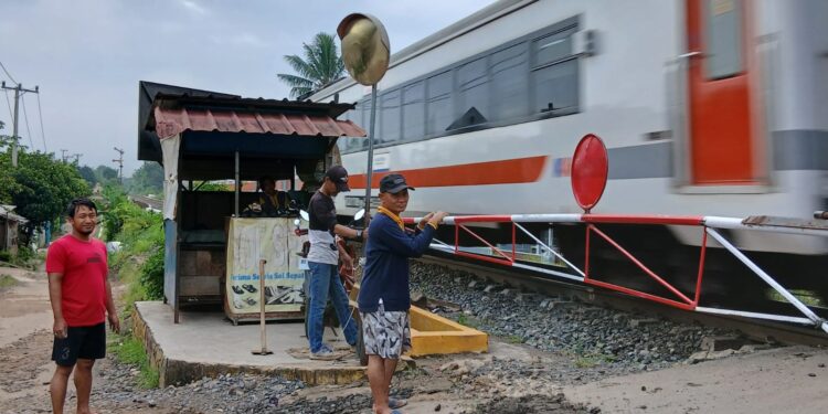 Warga LDII Pemanggilan Berswadaya Bangun Pos Penjaga Perlintasan Kereta Api