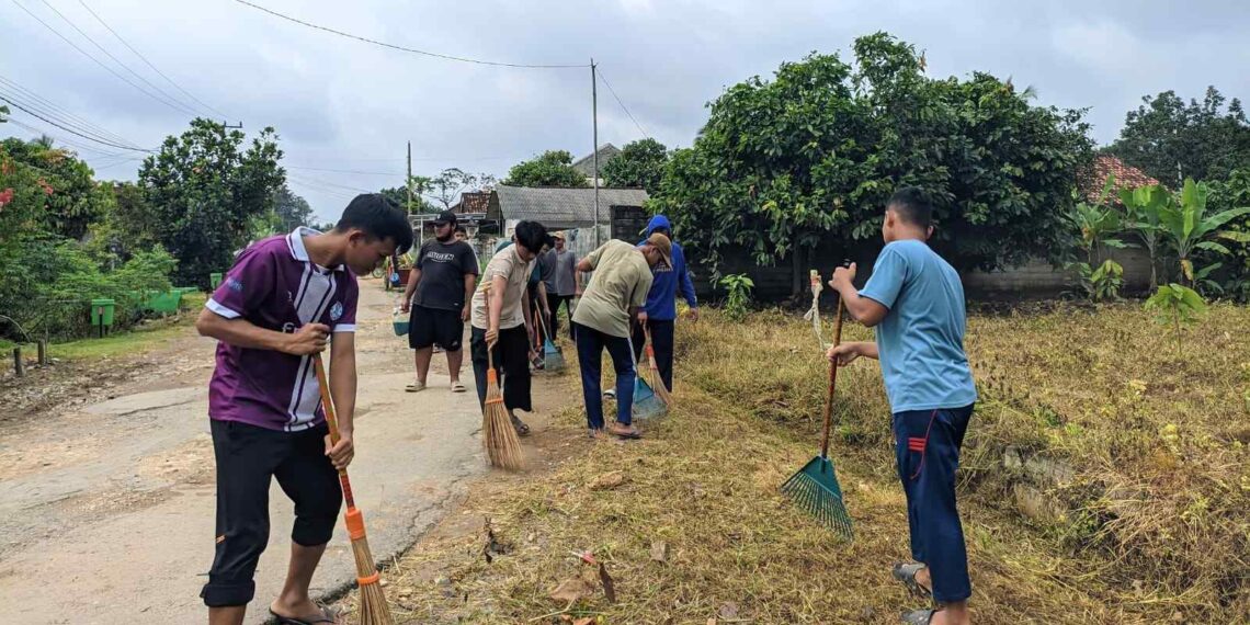 Kerja Bakti Bersama Warga, Santri LDII Perkuat Semangat Gotong Royong