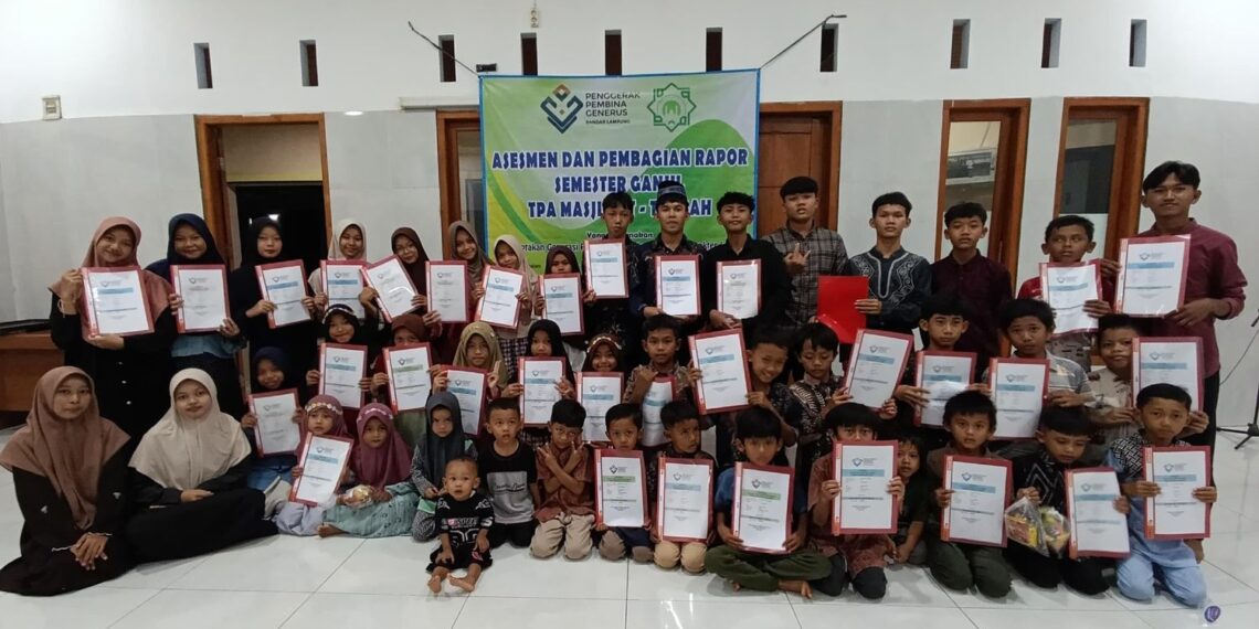 Tuntaskan Pembelajaran, TPA At Taubah Bagikan Rapor Santri