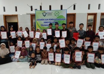 Tuntaskan Pembelajaran, TPA At Taubah Bagikan Rapor Santri