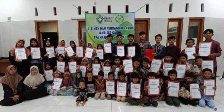 Tuntaskan Pembelajaran, TPA At Taubah Bagikan Rapor Santri