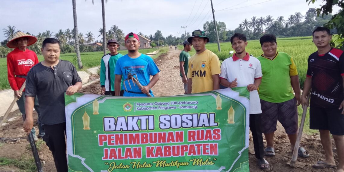 LDII Ambarawa Gotong Royong Perbaiki Jalan Penghubung Antar Pekon Sumberagung