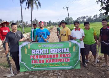 LDII Ambarawa Gotong Royong Perbaiki Jalan Penghubung Antar Pekon Sumberagung