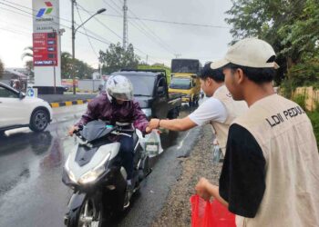 LDII Pesawaran Ajak Pemuda Peduli Sesama, Bagikan Ratusan Takjil Gratis ke Pengguna Jalan