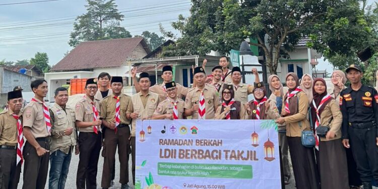 Pramuka Sako SPN Jati Agung Berbagi Takjil Gratis, Tanamkan Kepedulian Sosial di Bulan Ramadan