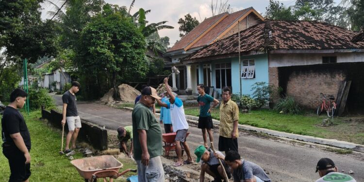 PAC LDII Desa Siraman Gotong Royong Bersih Desa dan Dukung Pembangunan Drainase
