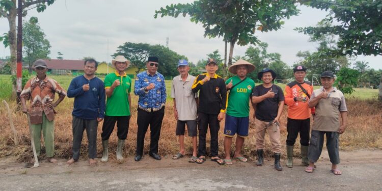 Kerja Bakti Bersama LDII dan Senkom Kecamatan Seputih Surabaya Bersama Camat