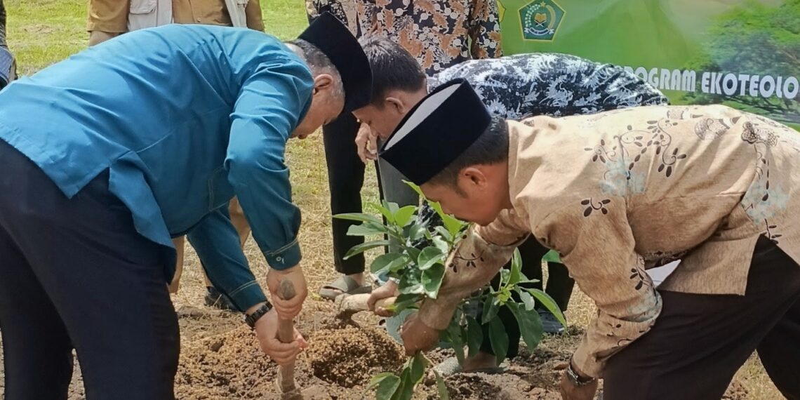 Program Ekoteologi, Santri LDII Natar dan Kakan Kemenag Lamsel Tanam Pohon Produktif