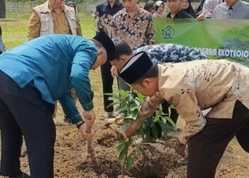 Program Ekoteologi, Santri LDII Natar dan Kakan Kemenag Lamsel Tanam Pohon Produktif