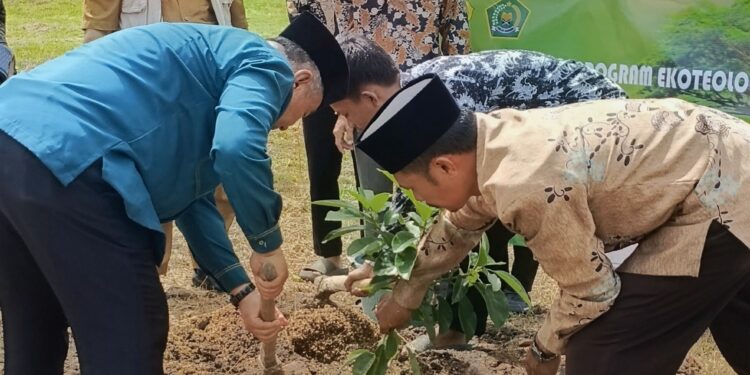 Program Ekoteologi, Santri LDII Natar dan Kakan Kemenag Lamsel Tanam Pohon Produktif